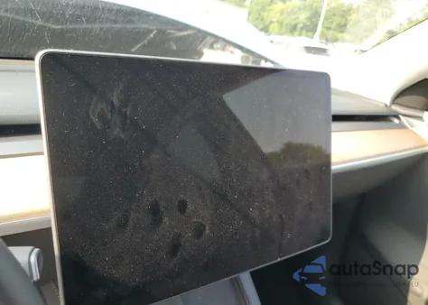 2024 Tesla Model Y z USA, uszkodzony, nr VIN 7SAYGDEF2RA327596